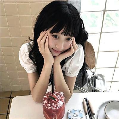 走进酒吧的女孩